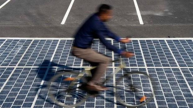 Fransa'da "güneş enerjili" yollar yapılıyor